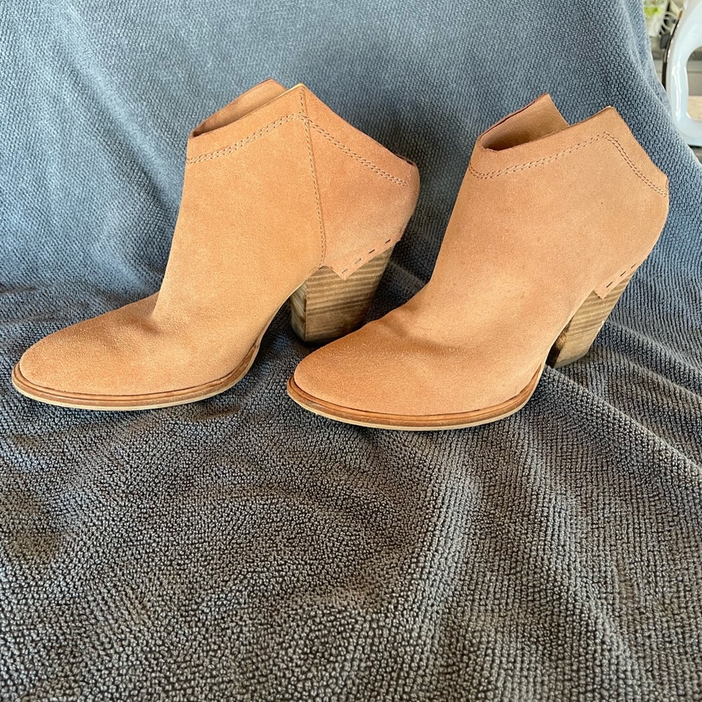 Dolce Vita size 8 ankle booties